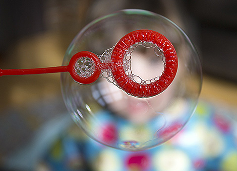 Una certa quantità di opposizione è di grande aiuto all’uomo.Per volare, gli aquiloni hanno bisogno di vento contrario, non a favore.(J.Neal)